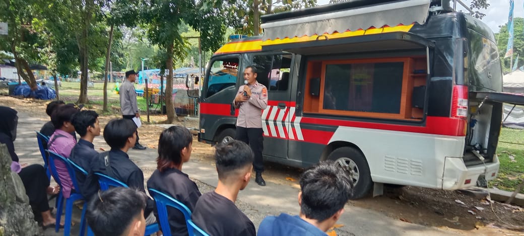 JEMPUT BOLA: Polres Pekalongan saat datangi tempat tongkrongan anak muda dan langsung gelar penyuluhan bahaya narkoba, Senin (20/5/2024).