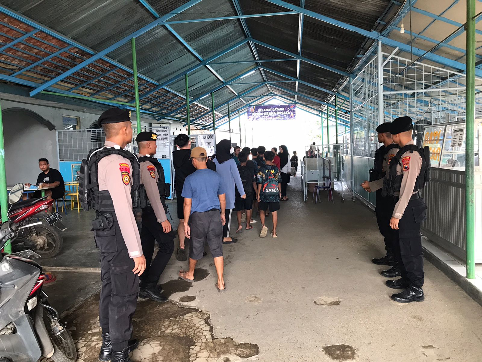 PATROLI: Tim Raimas Polres Pekalongan saat diterjunkan untuk patroli ke tempat wisata Kabupaten Pekalongan, Jumat (24/5/2024).