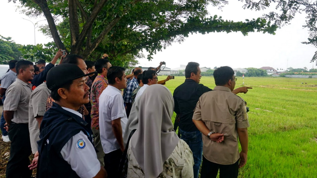 KUNJUNGAN LAPANGAN: Menteri KKP, Sakti Wahyu Trenggono, saat meninjau lokasi pembangunan Kalamo didampingi sejumlah pejabat Kota Pekalongan, Sabtu (25/5/2024).