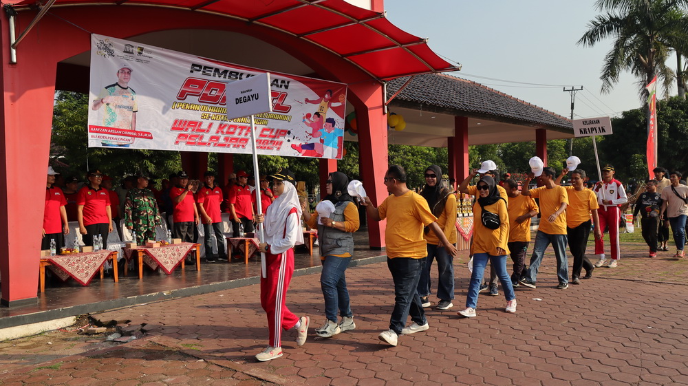 BERI PENGHORMATAN: Peserta devile Porkel saat berikan penghormatan kepada Wawali Salahudin, dan pejabat terkait saat pembukaan, Porkel 2024 dan Walikota Cup Pelajar 2024, Senin (27/5/2024).