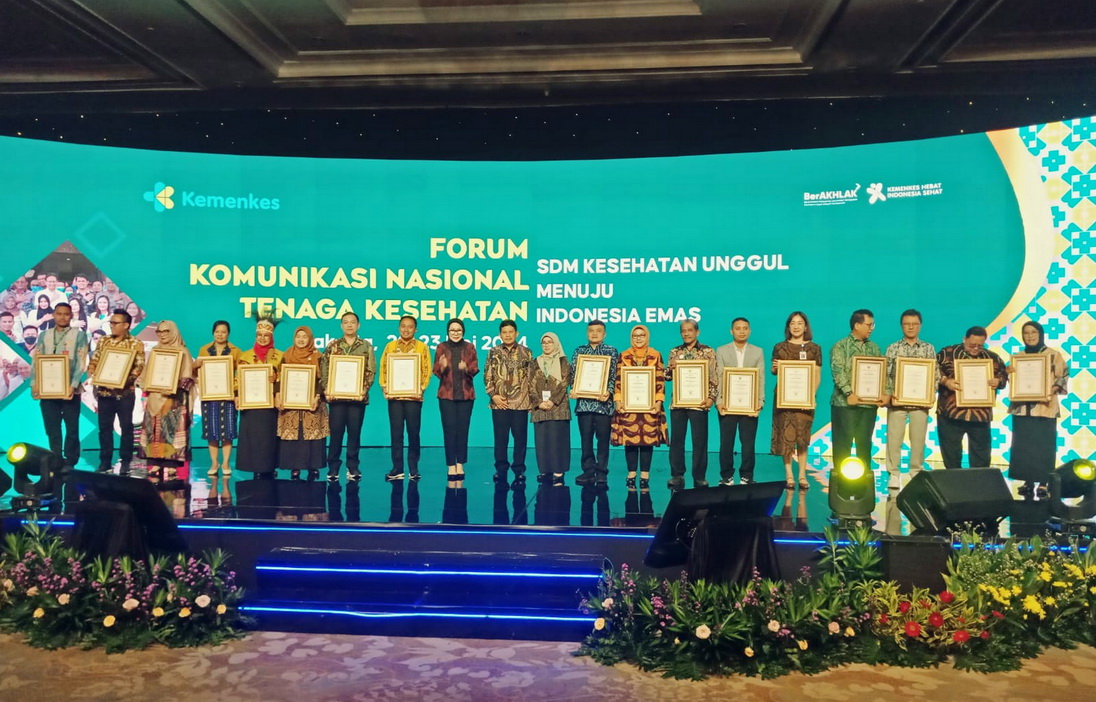 SERAHKAN PENGHARGAAN: Dirjen Tenaga Kesehatan yang mewakili Menteri Kesehatan serahkan penghargaan kepada Kepala DPMPTSP Kota Pekalongan, Beno Heritriono beberapa waktu kemarin.