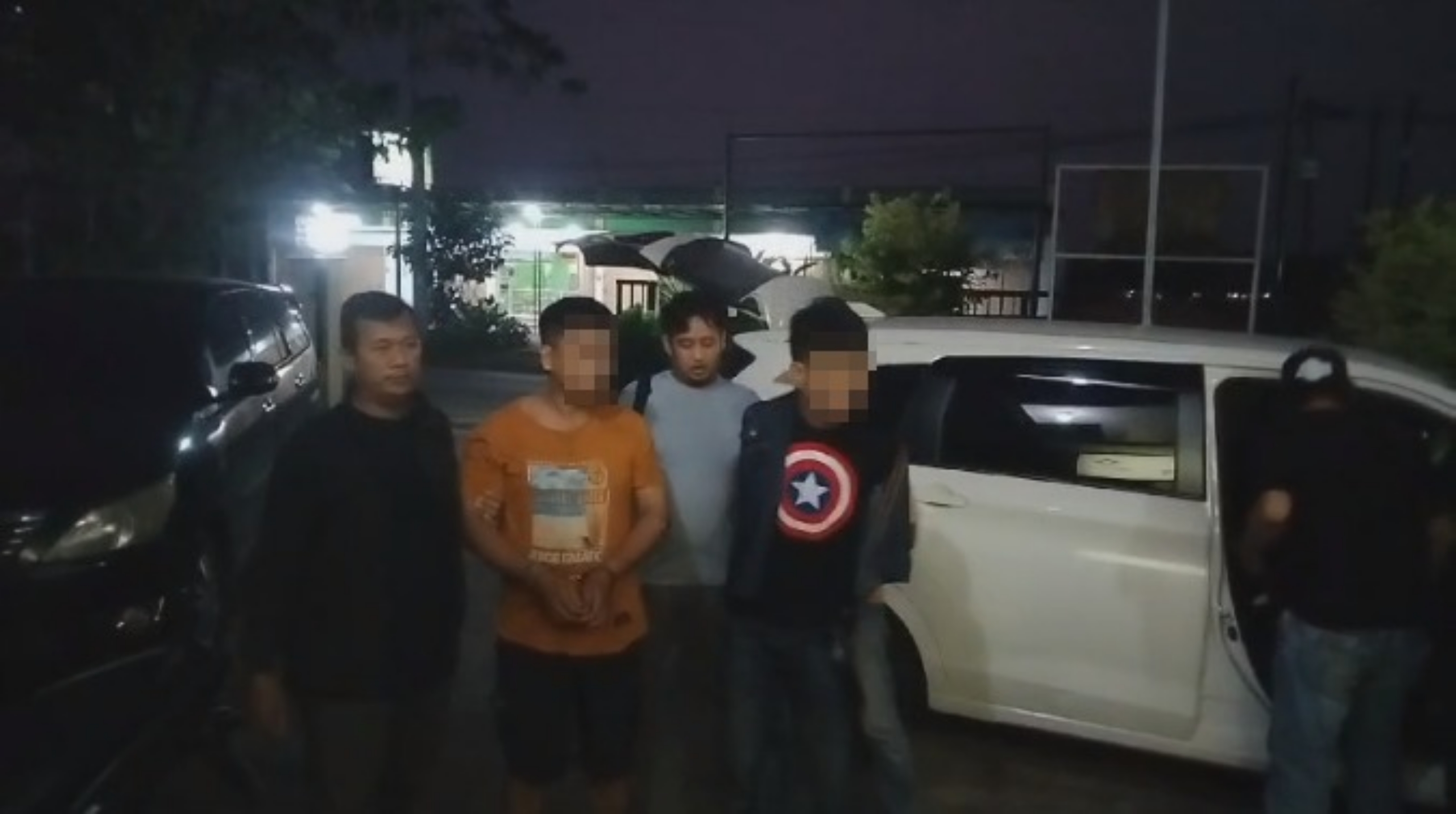 DIBEKUK: Kedua pelaku saat digelandang ke kantor polisi usai ditangkap.