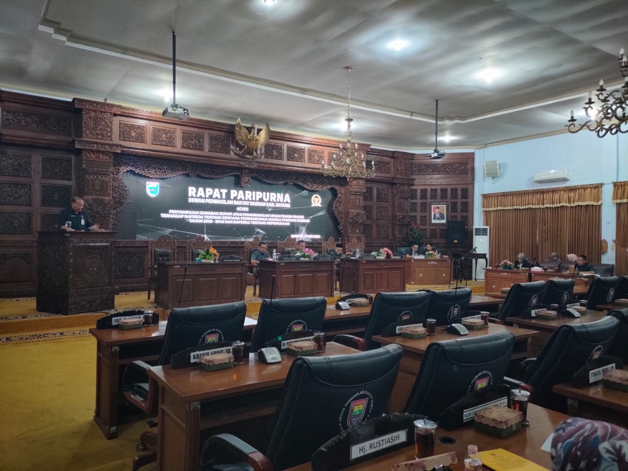 PARIPURNA DPRD: Pj Sekda Ari Yudianto memberikan jawaban dari pandangan-pandangan umum Fraksi di DPRD Kabupaten Batang, Senin 27 Mei 2024. (Riyan Fadli Jawa Pos Metro Pekalongan)