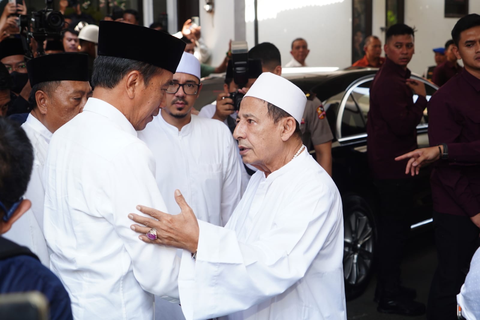 TAKZIYAH : Presiden Jokowi mendapat sambutan dari KH Habib Muhammad Luthfi bin Yahya saat bertakziyah wafatnya Syarifah Salma bin Hasyim bin Yahya.