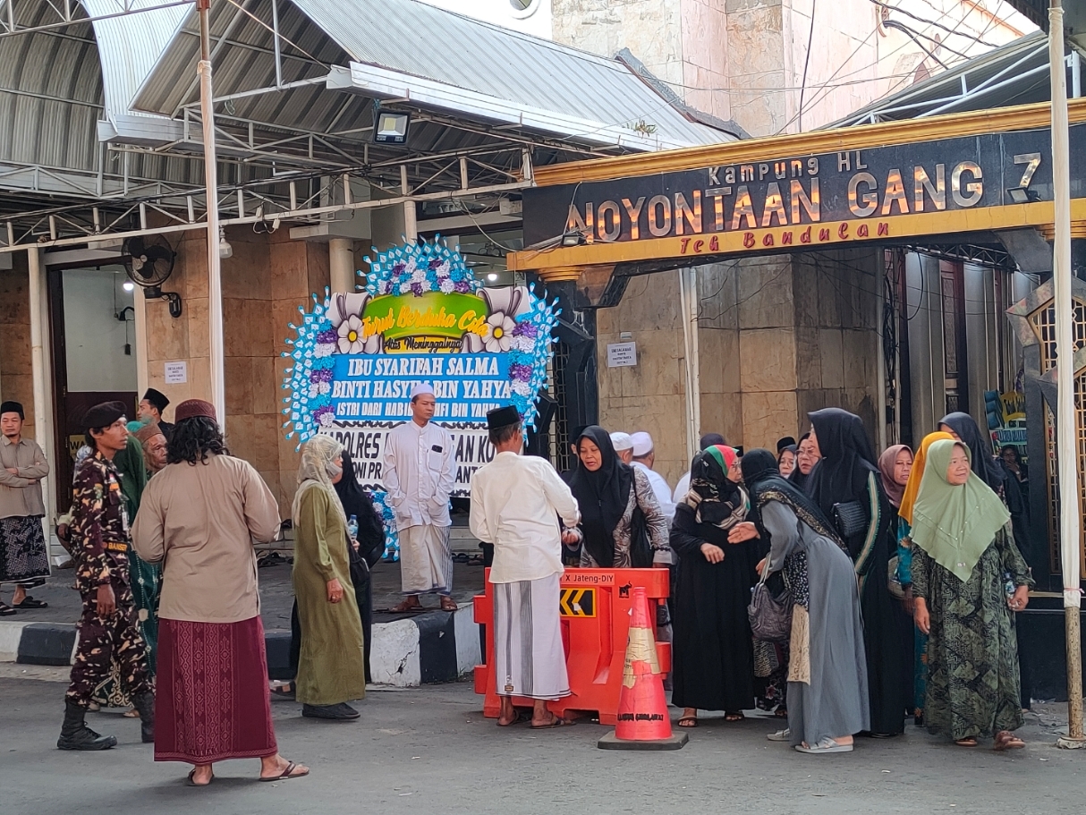 Suasana Kanzuz Shalawat, kediaman Habib Luthfi bin Yahya di Kota Pekalongan mulai didatangi pelayat. (Riyan Fadli Jawa Pos Metro Pekalongan)