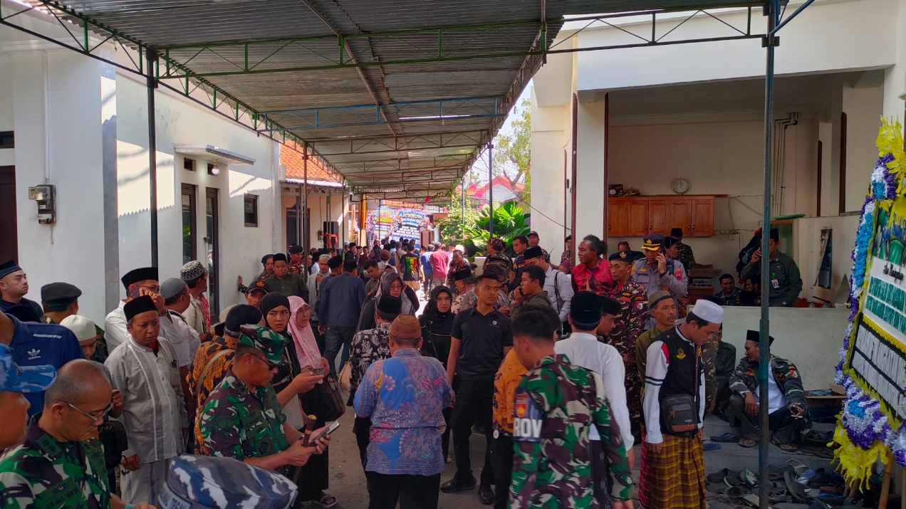 BERDUKA: Masyarakat yang silih berganti mendatangi rumah duka di kediaman Habib Luthfi. (Riyan Fadli Jawa Pos Metro Pekalongan)