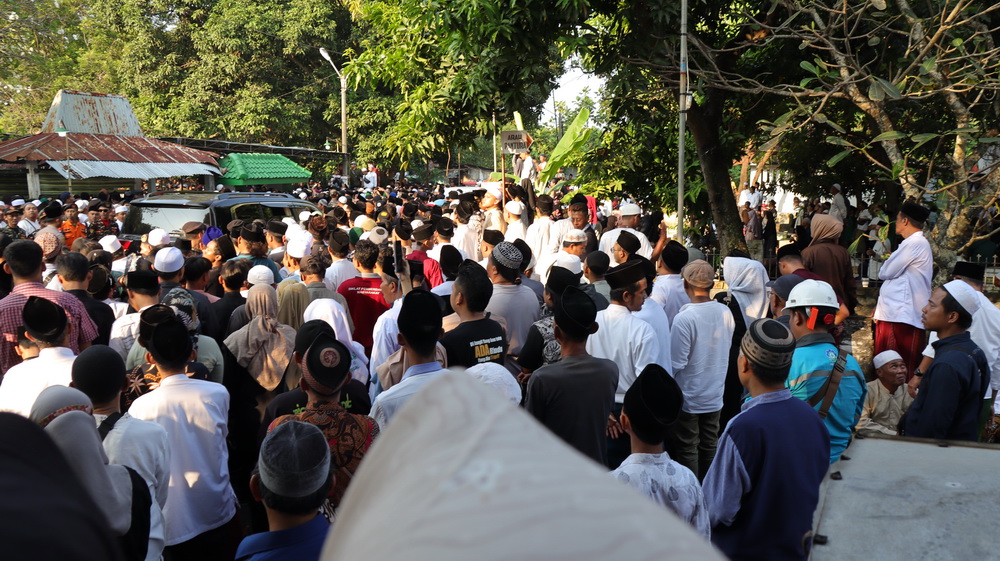 HADIRI PEMAKAMAN: Ribuan pelayat dari berbagai daerah ikuti proses pemakaman Istri Habib Lutfhi bin Yahya Syarifah Salma, pada Rabu (29/5/2024).