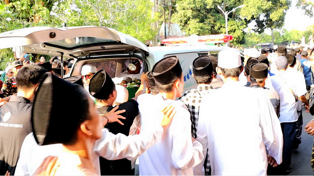 PEMAKAMAN: Ribuan pelayat dari berbagai daerah saat ikuti pemakaman Istri Habib Luthfi Syarifah Salma, di Kompleks pemakaman Maqbarah Sapuro, Rabu sore (29/5/2024).