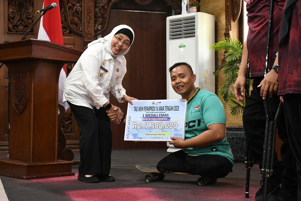 PRESTASI: Pj Bupati Batang Lani Dwi Rejeki saat memberikan tali asih pada para atlet disabilitas. (istimewa)