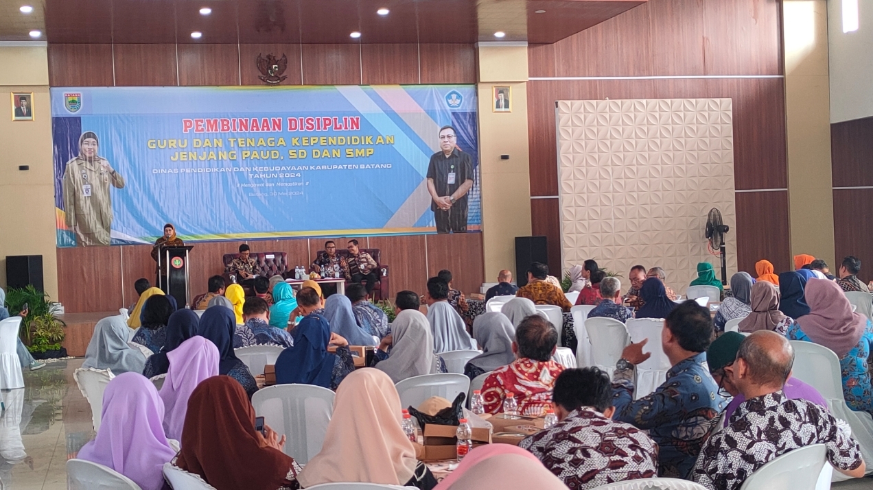 DISIPLIN: Pj Bupati Batang Lani Dwi Rejeki saat membuka acara pembinaan disiplin untuk guru dan tenaga pendidik. (Riyan Fadli Jawa Pos Metro Pekalongan)
