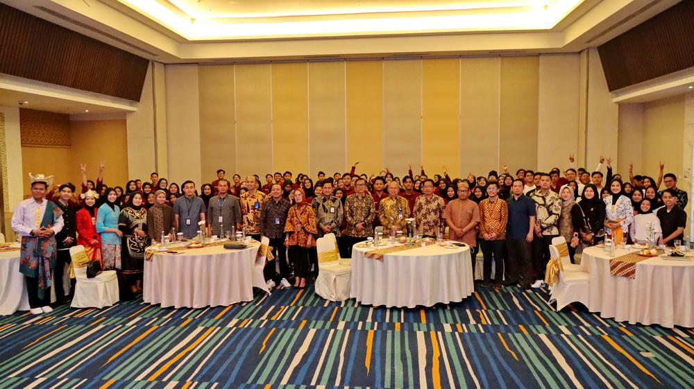 FOTO BERSAMA: Kepala KPw BI Tegal bersama rektor dari UIN Pekalongan, Rektor Unikal dan Rektor UPS Tegal, berfoto bersama dengan anggota Genbi Angkatan 2024-2025 usai pelantikan, Kamis (30/5/2024).