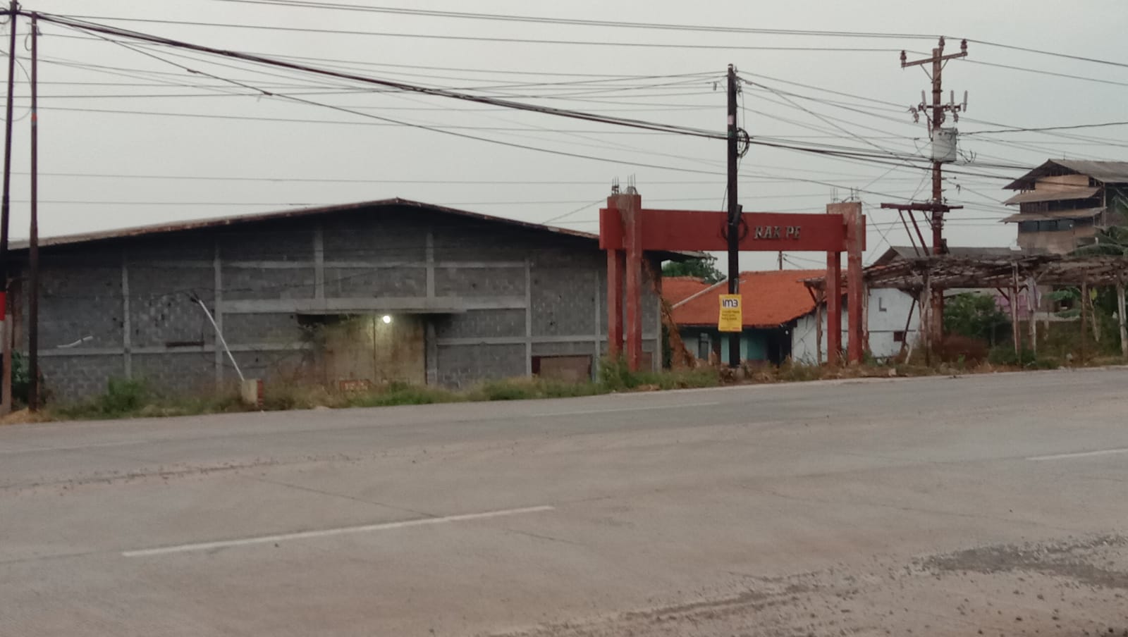 GUDANG PENANGKARAN ANJING : Ini lokasi bekas pabrik sumpit di desa Kutosari Gringsing yang dijadikan tempat penangkaran anjing dan ternak ayam.