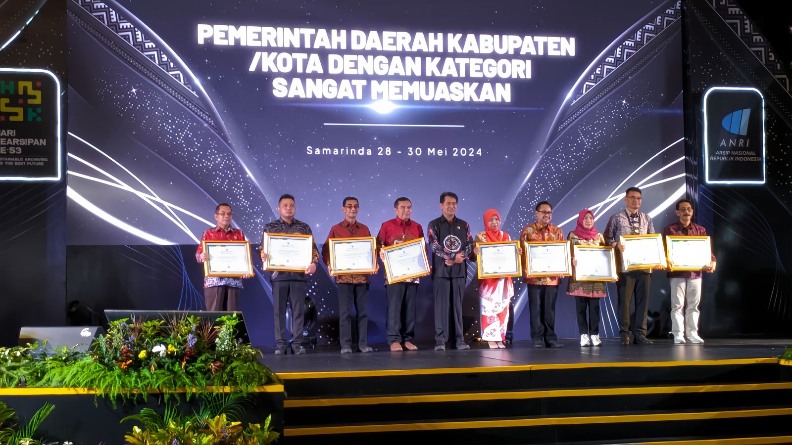 BANGGA: Plt Dinas Arpus Kabupaten Pekalongan Argo (kedua dari kiri) saat menerima penghargaan bersama penerima lain.