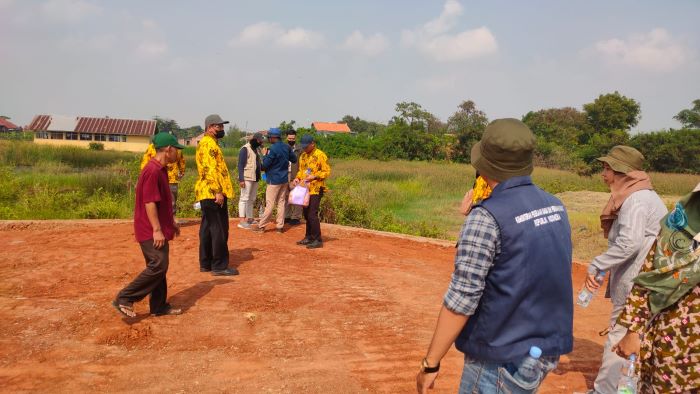 BAKAL RELOKASI: Pemasangan patok atau pengaplingan di lahan bakal relokasi warga Simonet di Desa Tratebang, Kecamatan Wonokerto, Kabupaten Pekalongan.