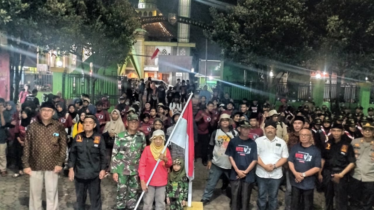 SEJARAH: Ratusan orang sedang mengikuti napak tilas perjuangan masyarakat Tulis. (istimewa)