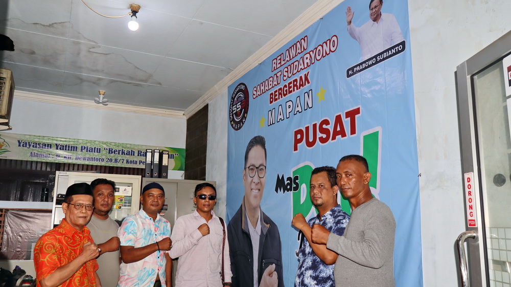 KOMPAK: Pengurus relawan SSB 58 Pusat berfoto Bersama, usai koordinasi terkait sosialisasi calon gubernur Sudaryono, Senin sore (3/6/2025).
