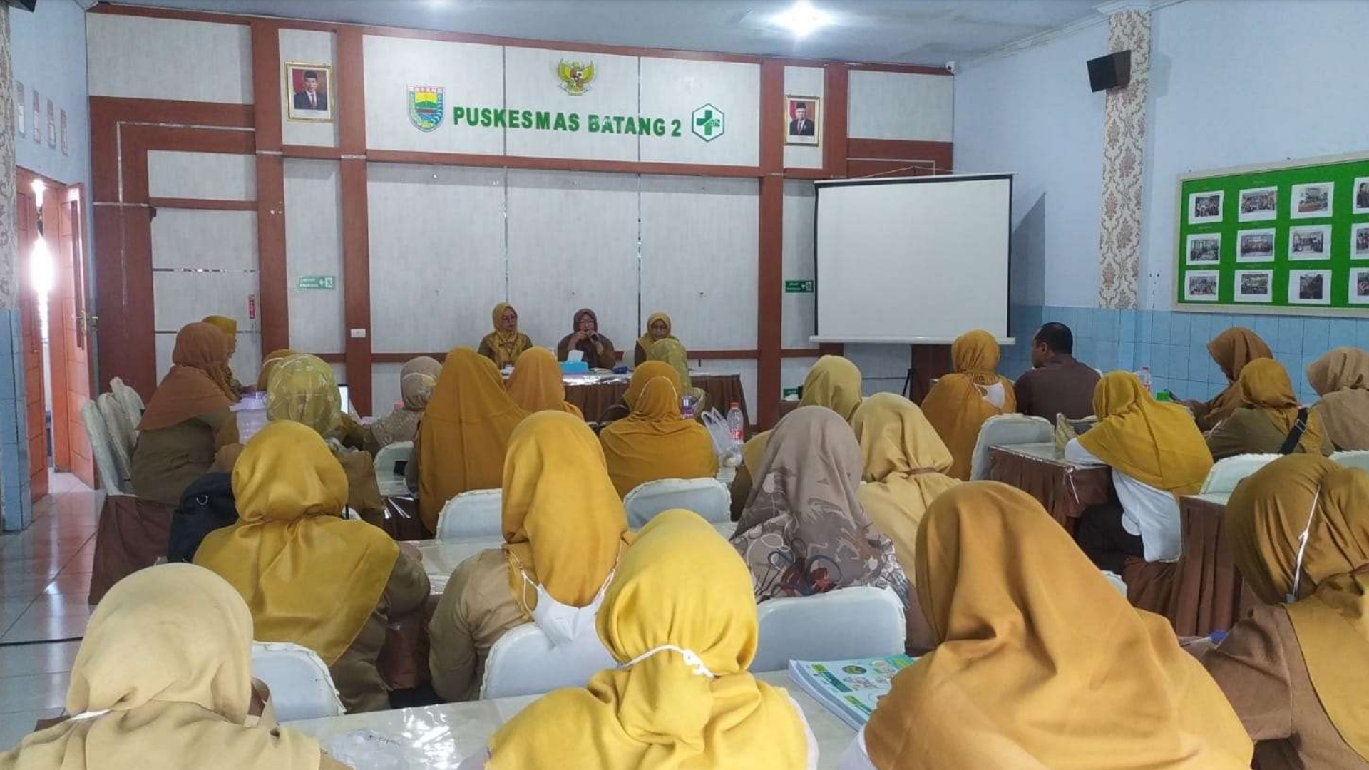 TINDAKAN: Pertemuan tindak lanjut dengan seluruh karyawan di Puskesmas Batang 2. (Istimewa)
