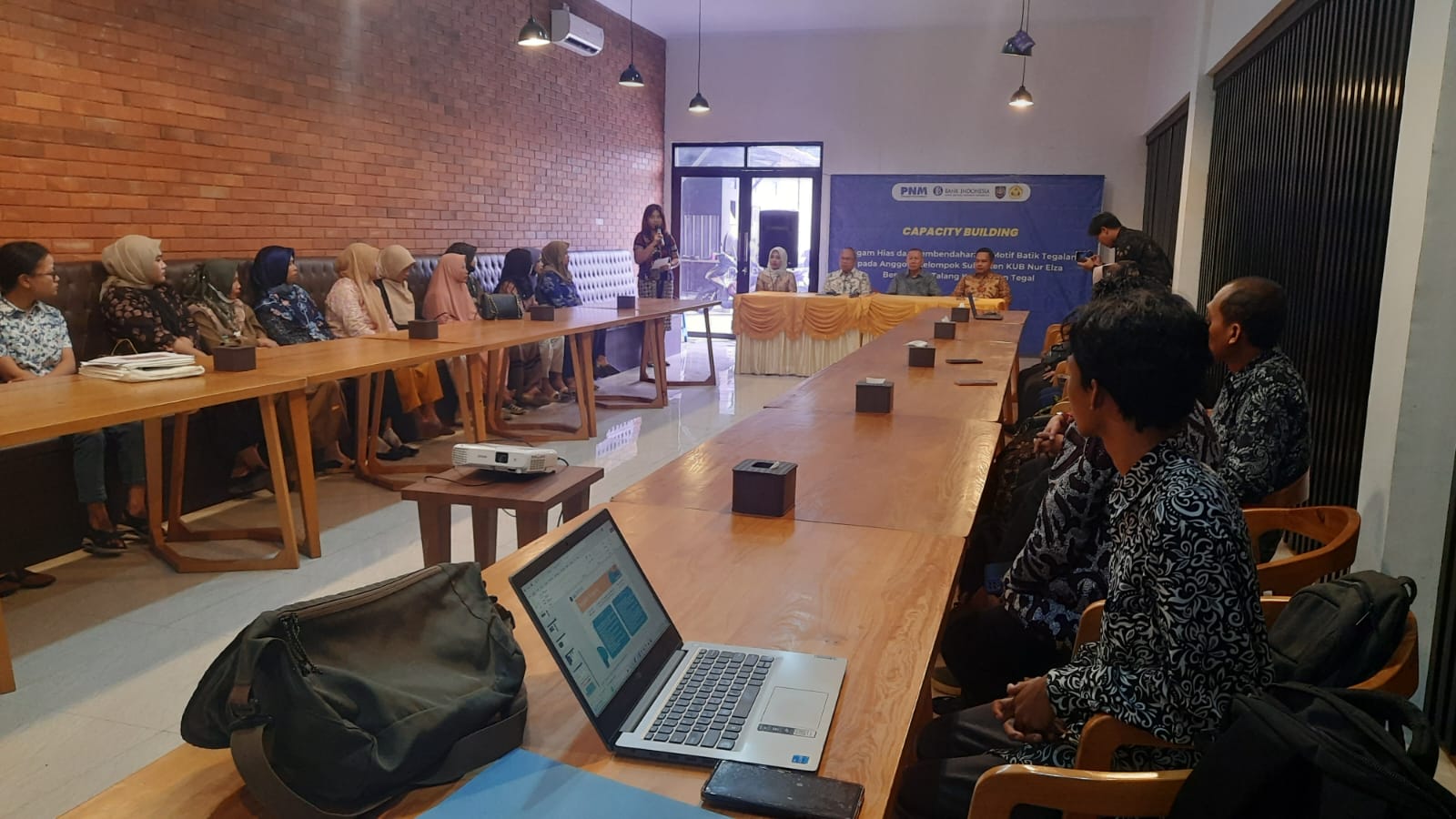PELATIHAN : Pembatik Tegalan saat mengikuti Capacity Building Ragam Hias dan Pembendaharaan Desain Motif Batik Tegal UMKM, Subsisten Kelompok Usaha Bersama Desa Bengle, Selasa (4/6/2024).