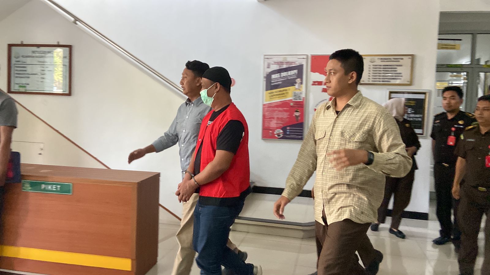 DIGELANDANG: Tersangka korupsi uang parkir, D, saat digelandang menuju Rutan Pekalongan, usai diperiksa di Kejari Kota Pekalongan, Selasa (4/6/2024).