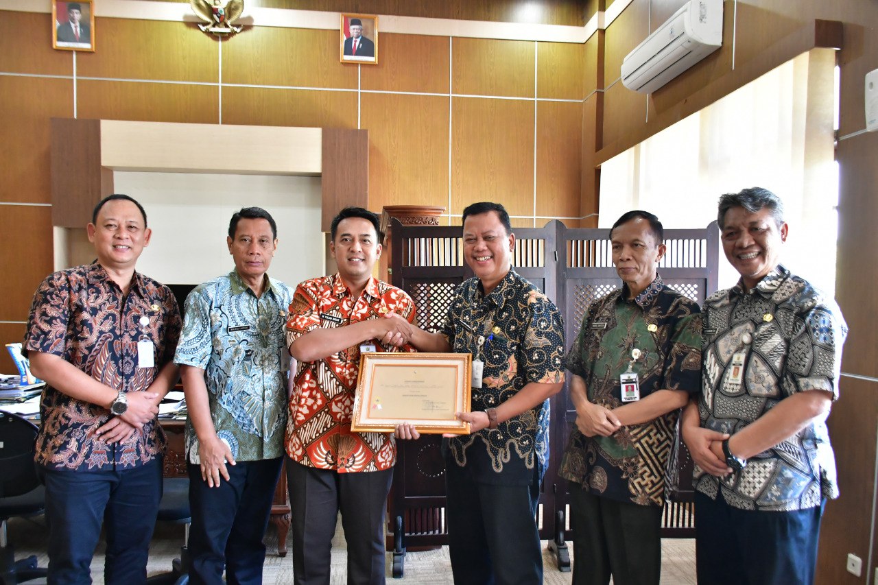 BANGGA: Sekda Kabupaten Pekalongan Yulian Akbar mewakili bupati menerima penghargaan ODF 2024 dari Pemprov Jateng, Rabu (5/6/2024).