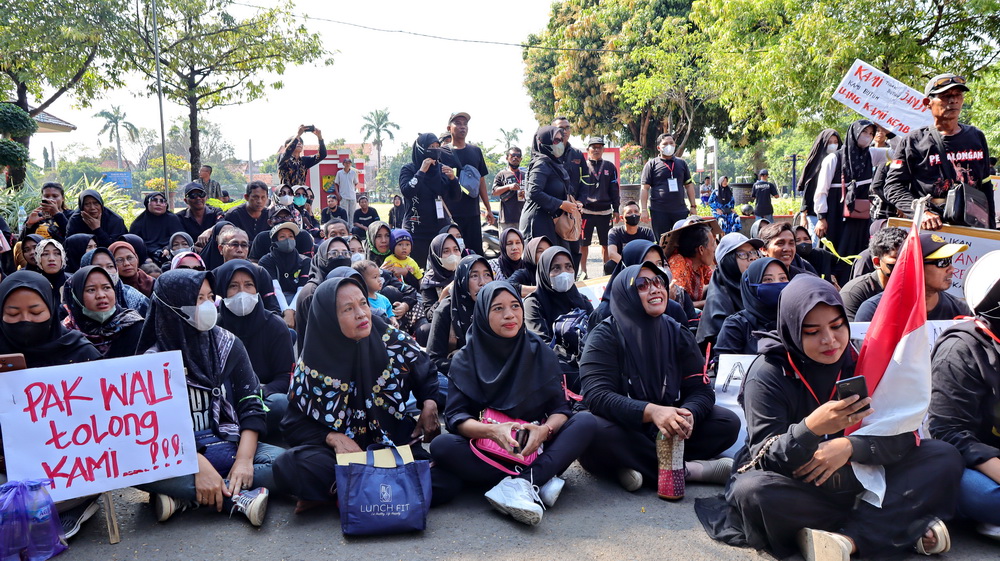 DEMO PEMKOT: Ratusan nasabah BMT Mitra Umat saat demo di depan kantor Pemkot Pekalongan, tuntut dibantu pencairan dana mereka yang macet, Kamis (6/6/2024).