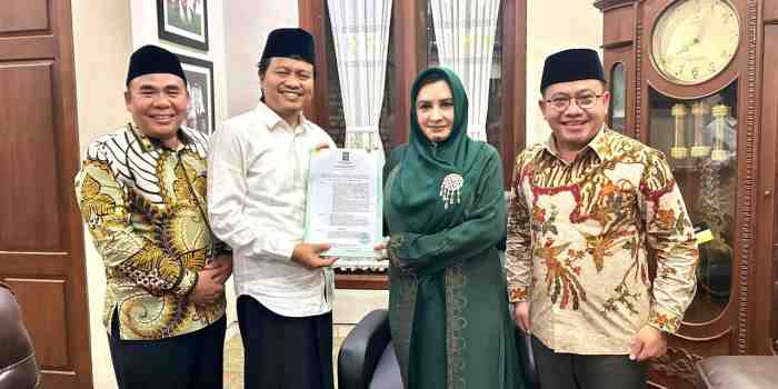 KANTONGI REKOM PKB : Ketua DPW PKB Jateng Gus Yusuf Chudlori menyerahkan SK Penetapan Pilkada Pekalongan kepada Pasangan Fadia &ndash; Sukirman.