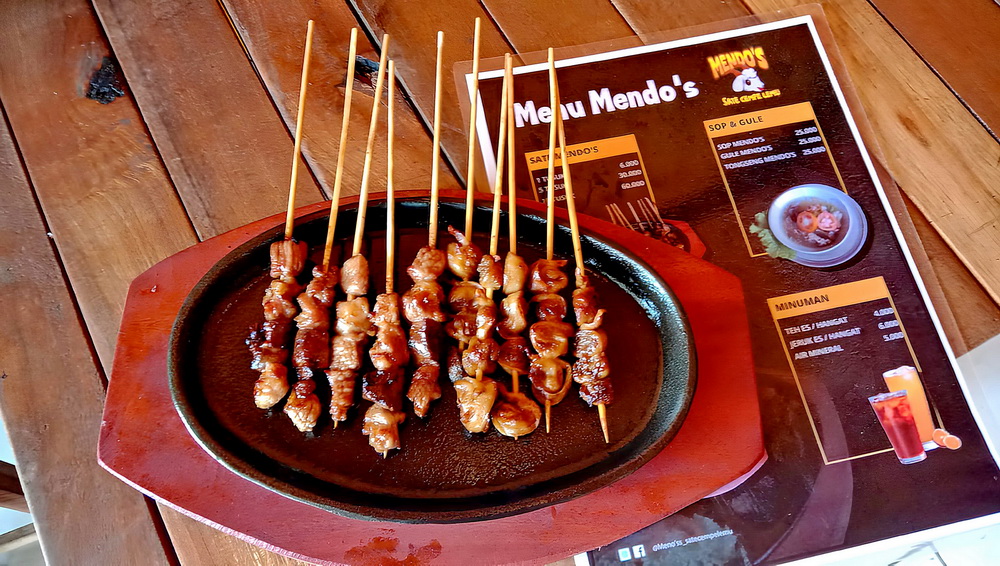 SEDAP : Penampakan sajian sate Cempe hotplate i warung Mendo