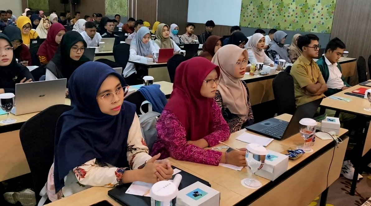SIMAK MATERI : Ratusan operator sekolah SD hingga SMP di Kota Pekalongan, saat menyimak pelatihan PPDB Online, Senin (10/6/2024).
