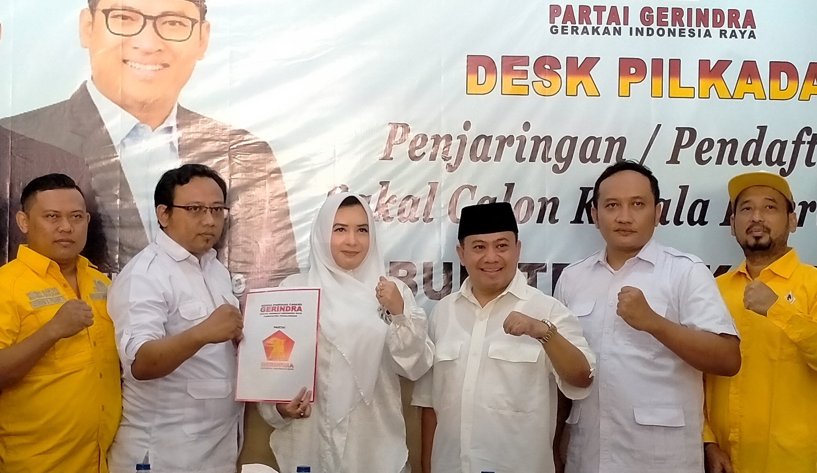 BURSA PILKADA: Fadia-Sukirman saat menyerahkan berkas pendaftaran penjaringan bakal calon kepala daerah ke Desk Pilkada DPC Partai Gerindra Kabupaten Pekalongan, Minggu (9/6/2024).
