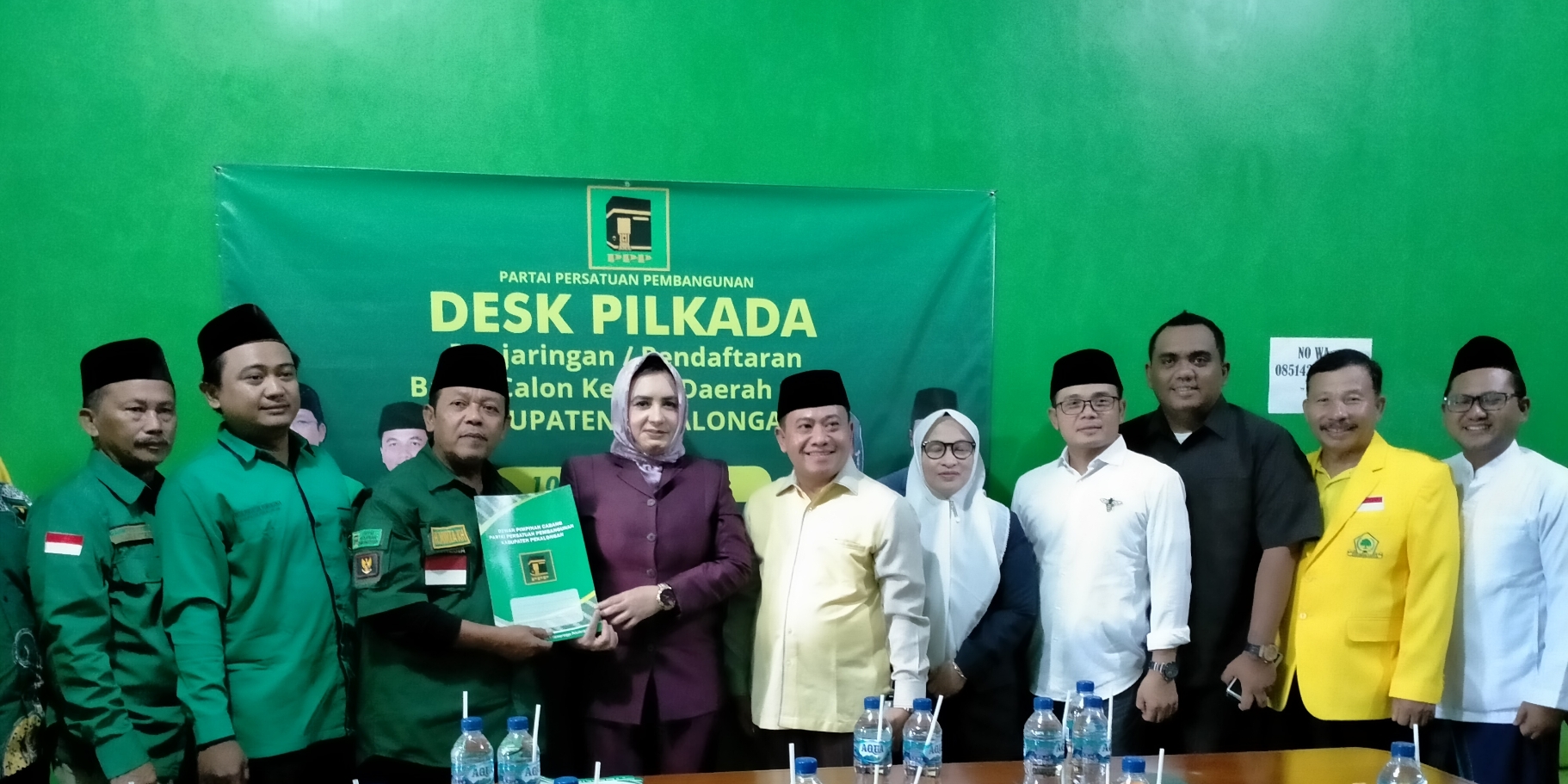 BURSA PILKADA: Fadia-Sukirman saat menyerahkan berkas pendaftaran penjaringan bacabup-bacawabup kepada Desk Pilkada DPC PPP Kabupaten Pekalongan, Senin (10/6/2024).