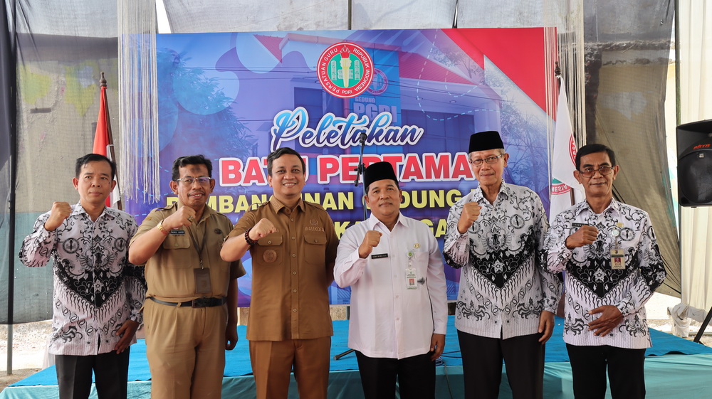 BERFOTO BERSAMA: Usai peletakan batu pertama pembangunan gedung PGRI Kota Pekalongan, walikota befoto bersama pejabat yang hadir, Senin (11/6/2024).
