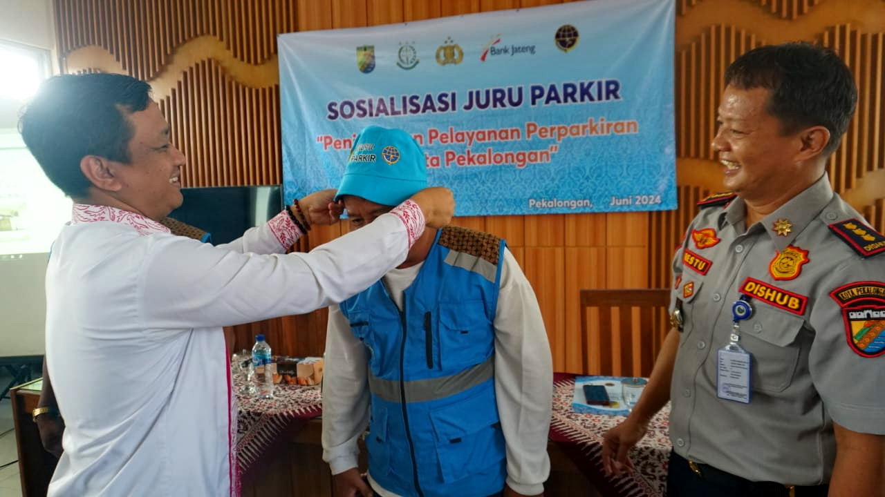 PAKAIKAN SERAGAM BARU: Secara simbolis Walikota Pekalongan HA Afzan Arslan Djunaid pakaikan seragam jukir baru kepada perwakilan jukir, Selasa (11/6/2024).