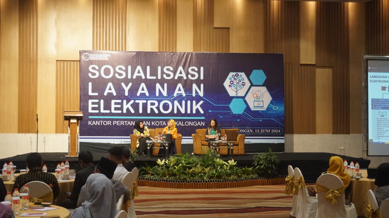 BERIKAN PAPARAN: Kepala Bidang Tata Kelola dan Infrastruktur TIK Kementerian ATR/BPN, Anis Sunarti saat berikan paparan sertifikat elektronik di Hotel Nirwana Rabu siang (12/6/2024).