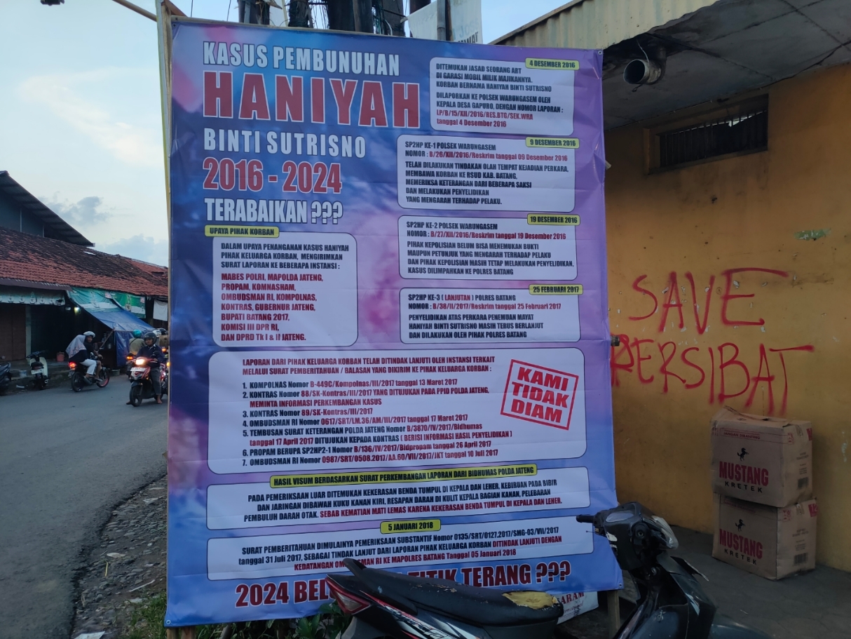 KASUS MENGUAP: Baliho di pertigaan jalan Pasar Warungasem, yang mempertanyakan kejelasan kasus Haniyah. (Riyan Fadli Jawa Pos Metro Pekalongan)