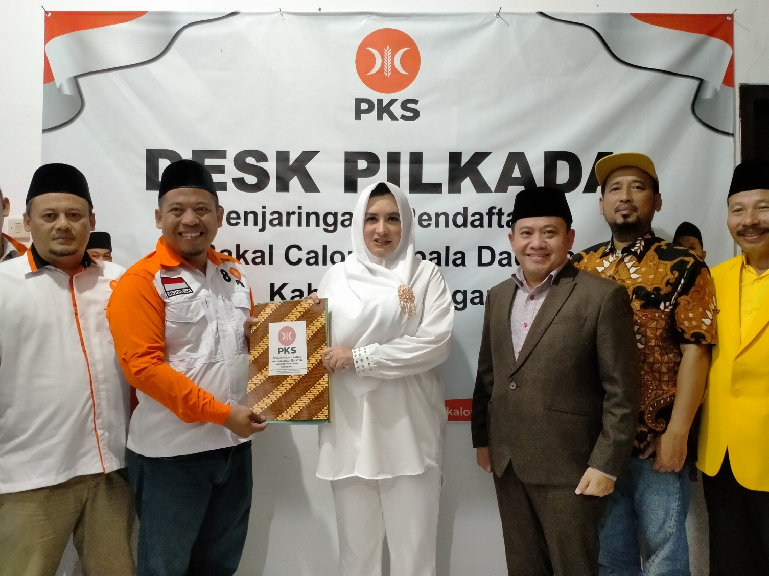 BURSA PILKADA: Fadia - Sukirman saat menyerahkan berkas berkas pendaftaran penjaringan bacabup-bacawabup kepada DPD PKS Kabupaten Pekalongan, Rabu (13/6/2024).