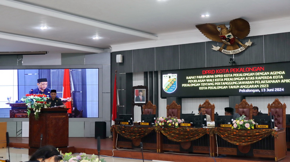 PAPARAN: Walikota Pekalongan, HA Afzan Arslan Djunaid menyampaikan penjelasan atas Raperda pertanggungjawaban APBD TA 2023, di Ruang Sidang Paripurna DPRD setempat, Kamis (13/6/2024).