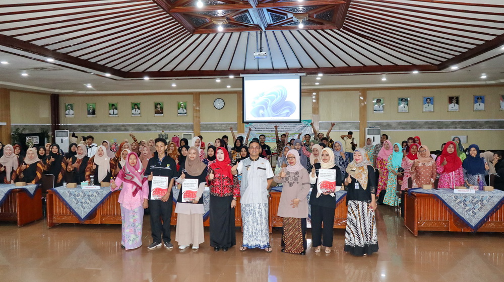 FOTO BERSAMA: Walikota Pekalongan HA Afzan Arslan Djunaid didampingi Kepala Dinperinaker dan peserta pelatihan kerja, berfoto Bersama usai penutupan, pada Jumat sore (14/6/2024).