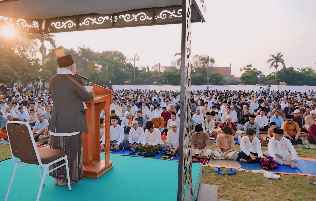 MENYIMAK KHUTBAH: Walikota Pekalongan, HA Afzan Arslan Djunaid beserta Forkopimda dan ribuan umat muslim Kota Pekalongan saat sholat Idul Adha di Lapangan Mataram, Senin (17/6/2024).