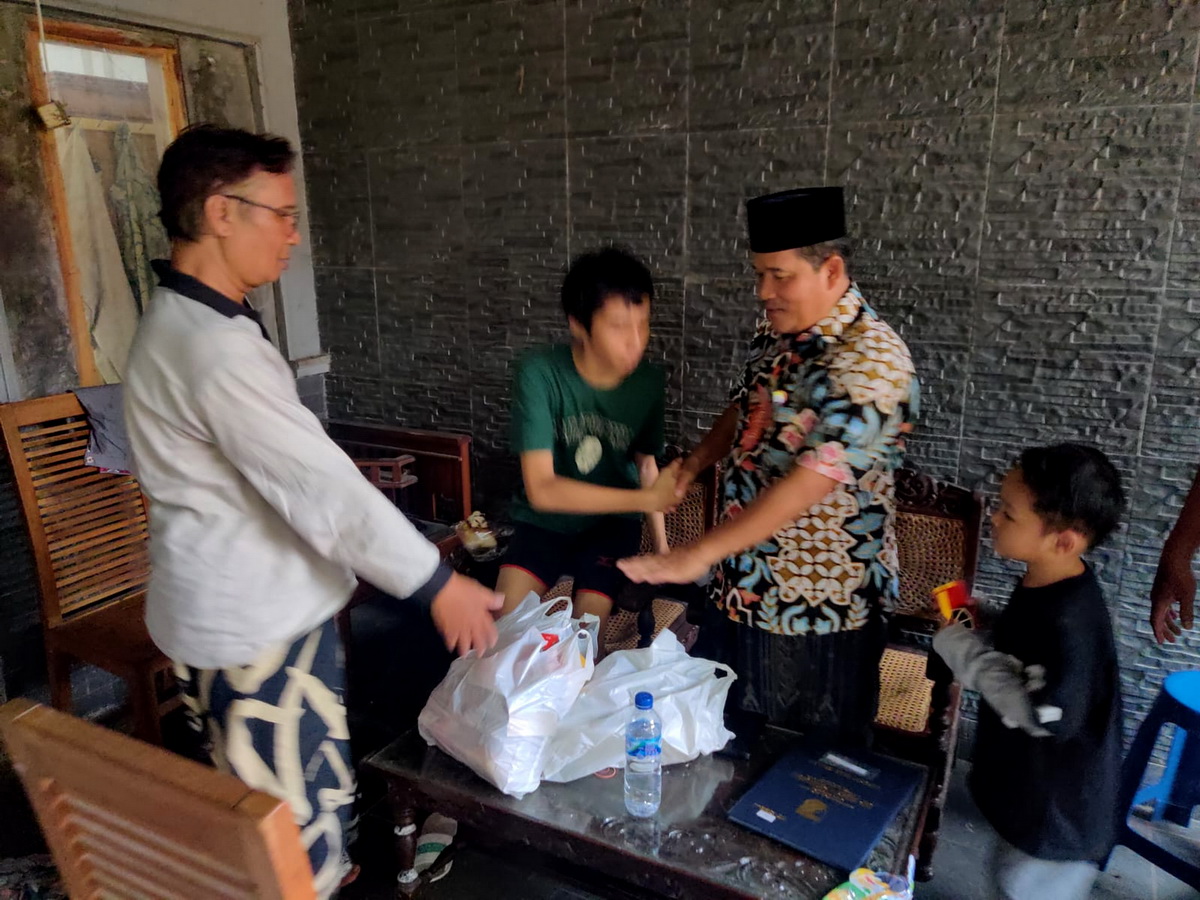 SILATURAHMI: Kepala Kemenag Kota Pekalongan, Kasiman Mahmud Desky, saat mengunjungi langsung anak yatim, yang rumahnya terancam disita bank, di Perumahan Tanjung, Minggu (16/6/2024)