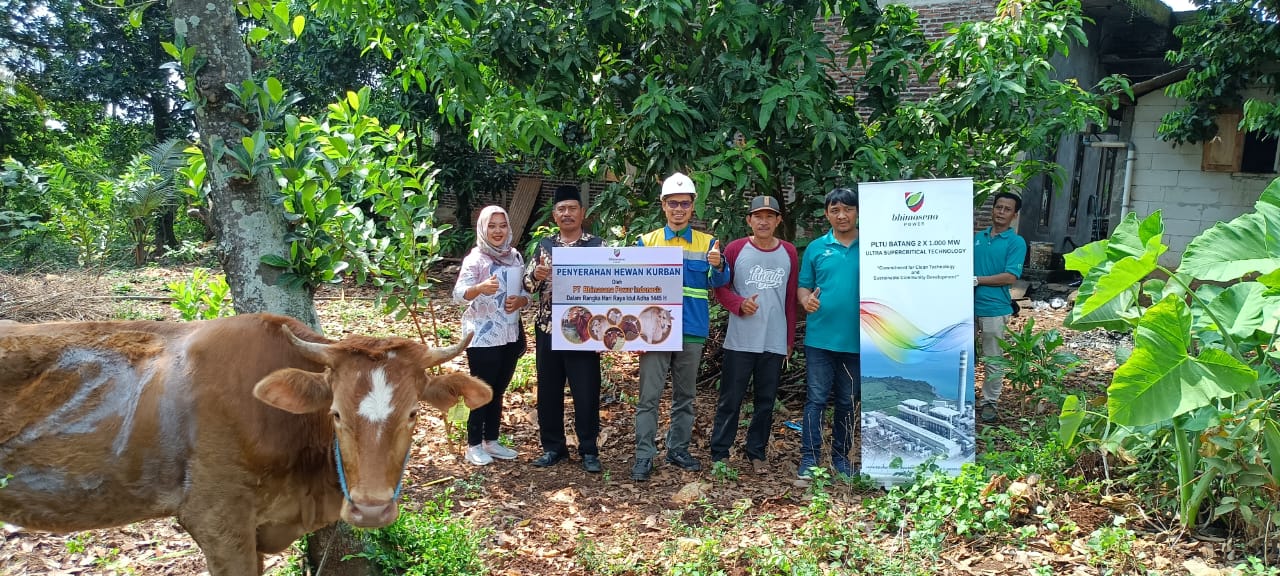 SOSIAL: Serah terima hewan kurban di Desa Kenconorejo oleh CSR Manager BPI, Ahmad Lukman. (istimewa)