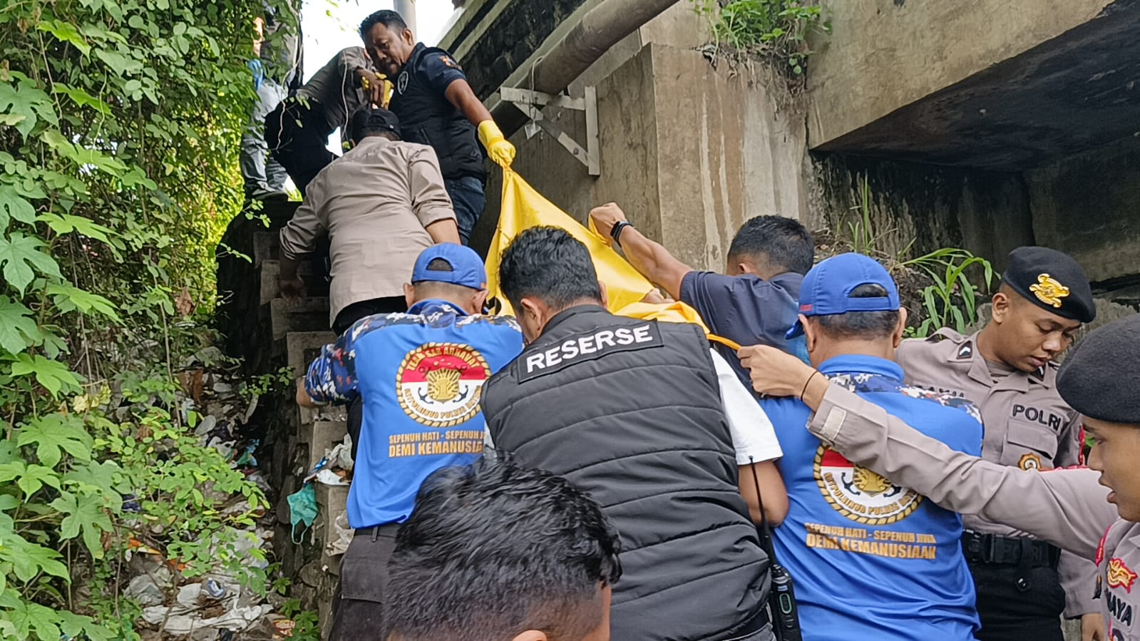 EVAKUASI: Proses evakuasi penemuan mayat di Kali Sambong. (istimewa)
