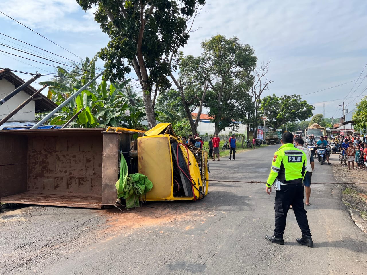 KECELAKAAN TUNGGAL: Suasana di lokasi kejadian saat polisi tiba dan mengatur lalu lintas, Jalan Raya Bojong, Kabupaten Pekalongan, Minggu (23/6/2024).
