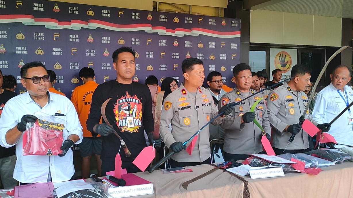 UNGKAP KASUS: Jajaran Polres Batang menunjukkan senjata tajam yang digunakan untuk tawuran. (Riyan Fadli Jawa Pos Metro Pekalongan)