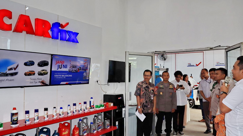 JELASKAN: Tim Manajemen CARfix saat menjelaskan berbagai fasilitas yang ada di bengkel cabnag Kota Pekalongan yang baru buka, Rabu (26/6/2024).