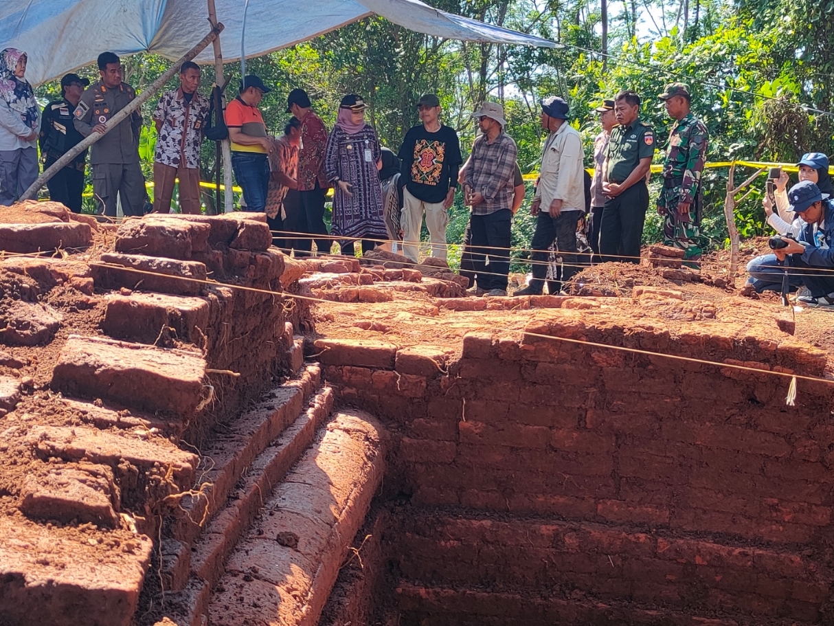 EKSKAVASI: Pj Bupati Batang Lani Dwi Rejeki saat meninjau proses ekskavasi candi di area petirtaan Balekambang, Kecamatan Gringsing. (Riyan Fadli Jawa Pos Metro Pekalongan)