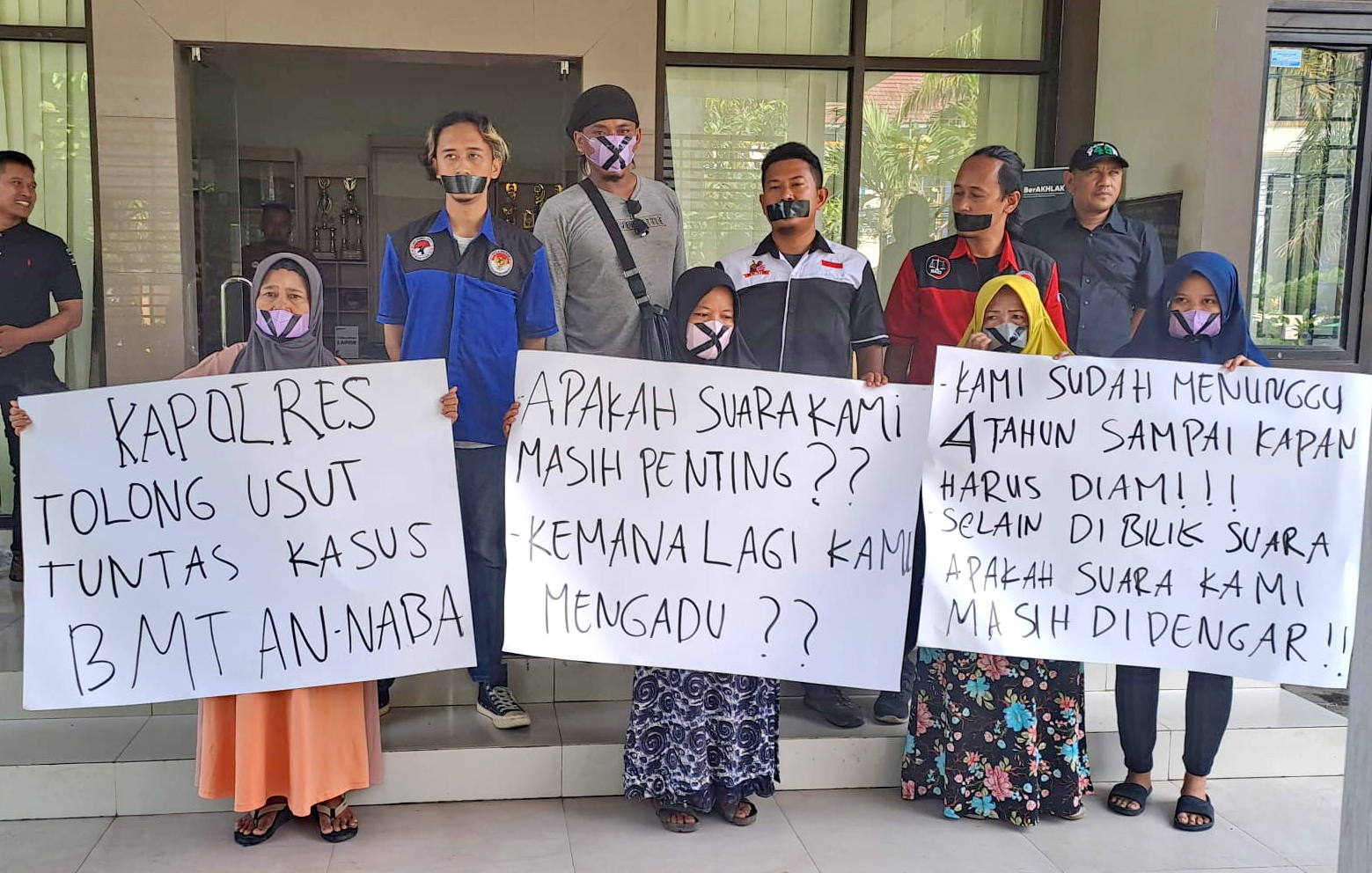 AKSI: Sejumlah nasabah BMT An Naba Pekalongan saat menggelar aksi tutup mulut di depan kantor Dinperindagkop-UKM Kota Pekalongan.
