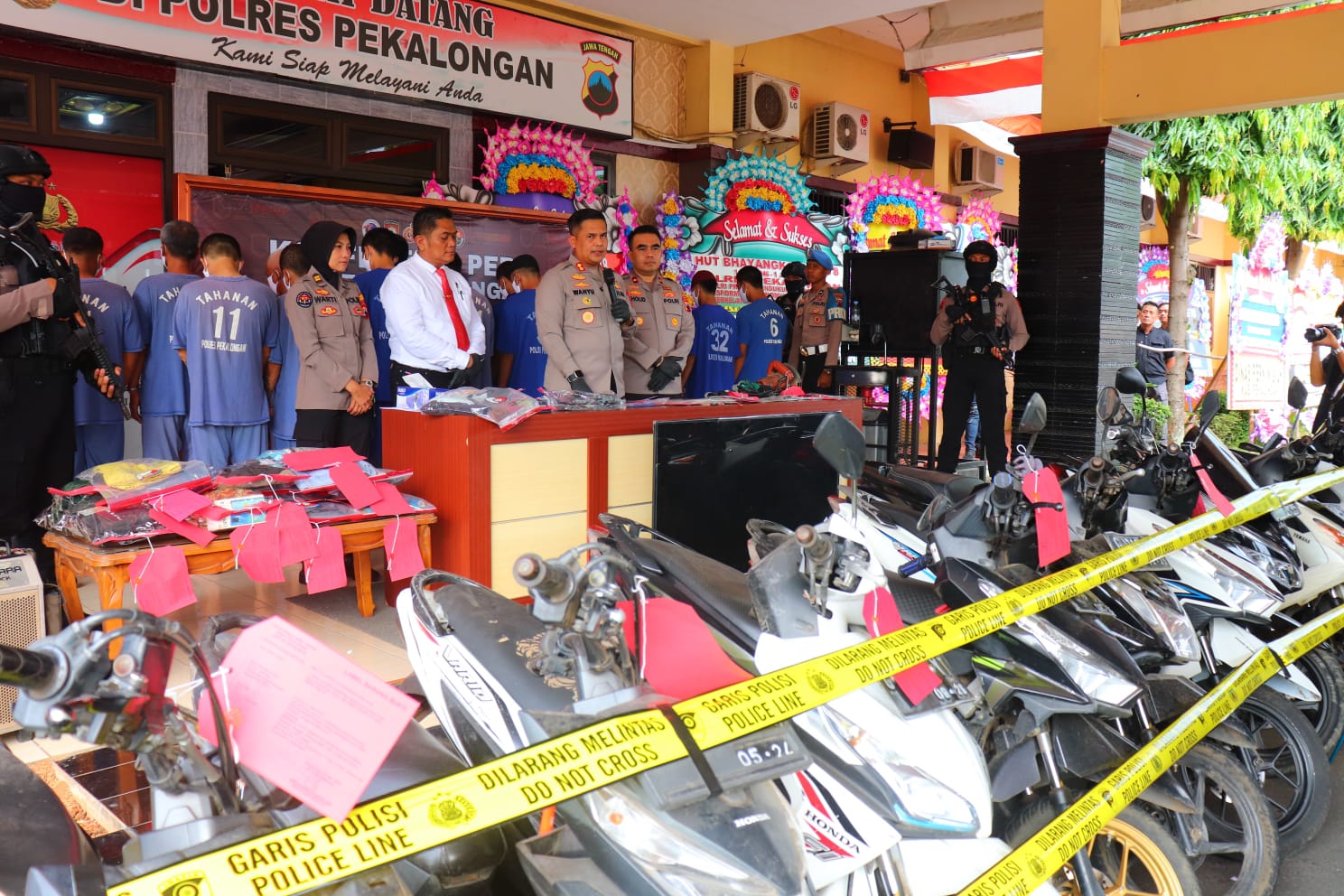 UNGKAP KASUS: Kapolres Pekalongan AKBP Wahyu Rohadi saat menunjukkan tersangka dan barang bukti curanmor dalam konferensi pers, Minggu (30/6/2024).