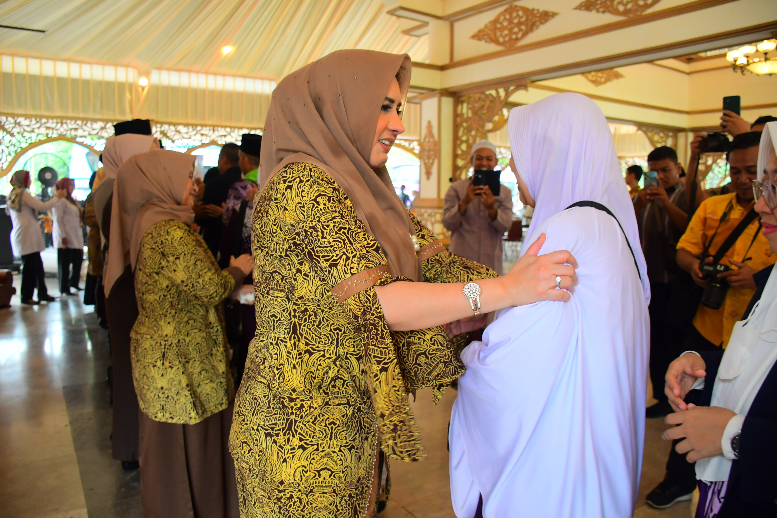 DISAMBUT BUPATI: Bupati Pekalongan Fadia Arafiq saat menyambut kepulangan jamah haji kloter 34, di Pendopo Kabupaten, Selasa (2/7/2024) siang.