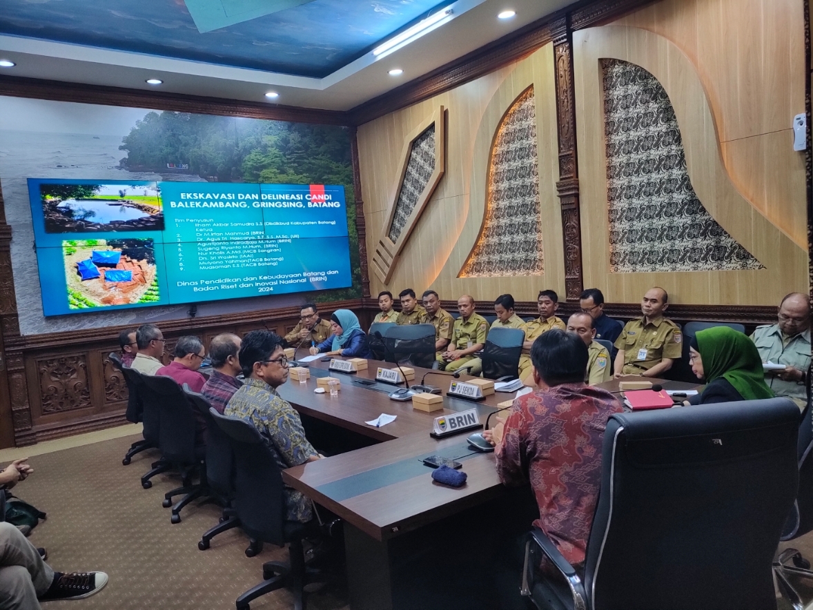PAPARAN: Arkeolog dan peneliti memaparkan hasil ekskavasi candi di Kecamatan Gringsing. (Riyan Fadli Jawa Pos Metro Pekalongan)