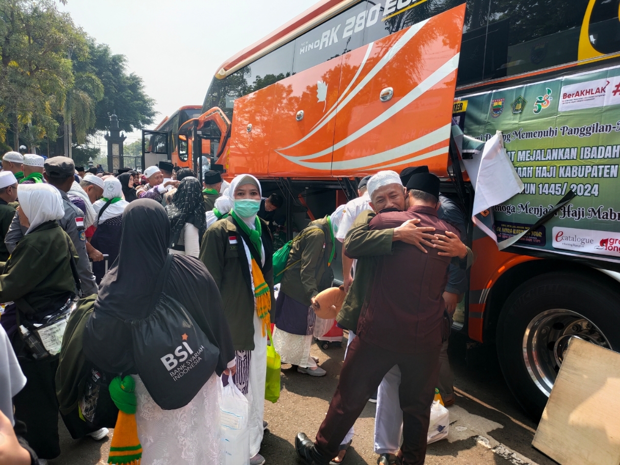 HARU: Para jemaah haji bertemu sanak saudara saat tiba di Pendopo Kabupaten Batang. (Riyan Fadli Jawa Pos Metro Pekalongan)